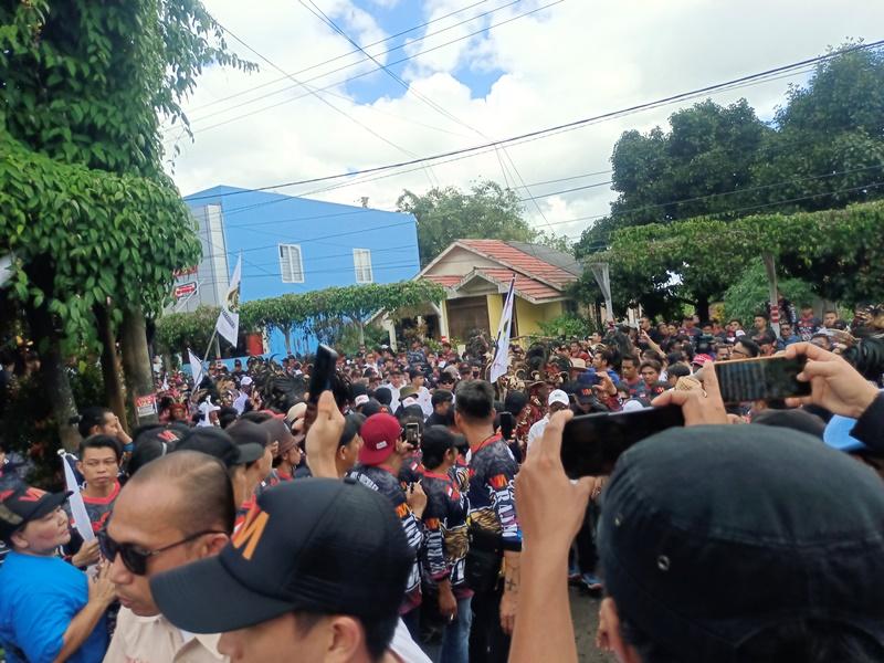 Ribuan Warga Antar Pasangan Wenny Lumentut - Michael Mait Menuju KPU Tomohon Sulawesi Utara