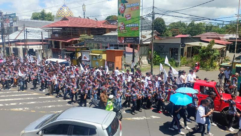 Relawan Wenny Lumentut dan Maichel Mait Jalan Kaki Menuju KPU Tomohon Sulawesi Utara