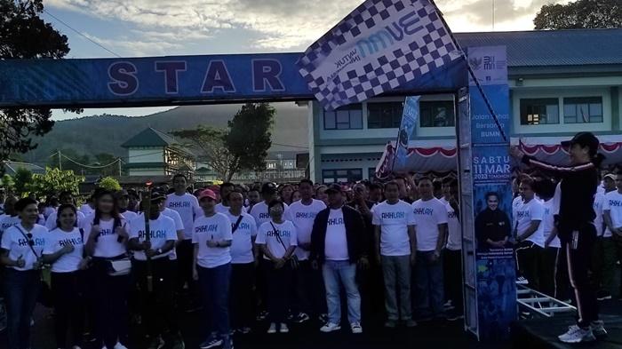 Ribuan-peserta-Jalan-Sehat-Bersama-BUMN-dilepas-dari-start-di-Mako.jpg