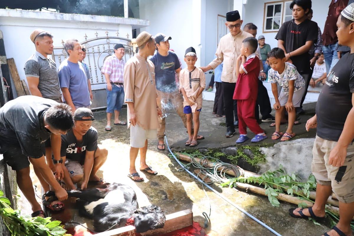 Ronald-Sorongan-Pantau-Penyembelihan-Hewan-Kurban-di-Masjid-Nurul-Hasanah-Ratahan-Mitra-Sulut.jpg