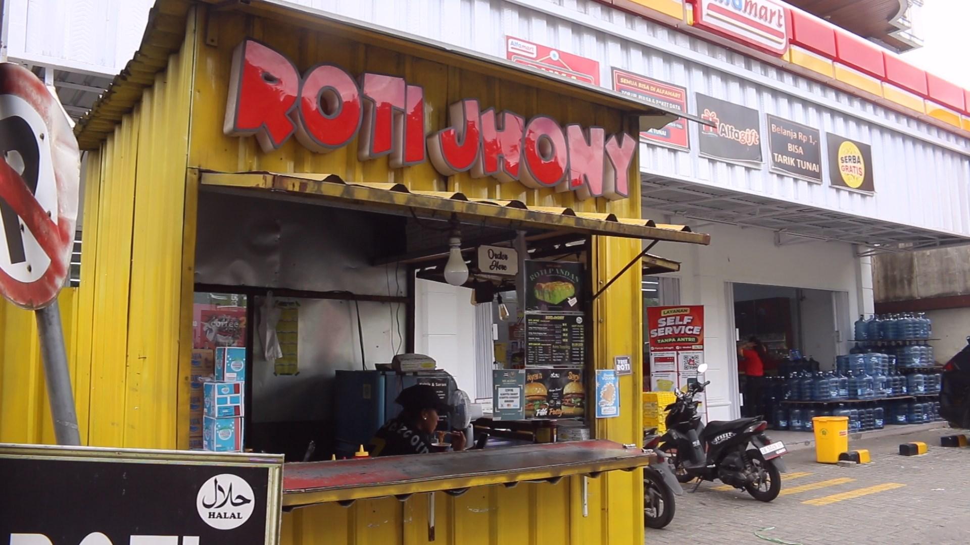 Roti-Jhony-Paal-Dua-di-halaman-parkiran-Alfamart-Jalan-Yos-Sudarso190.jpg