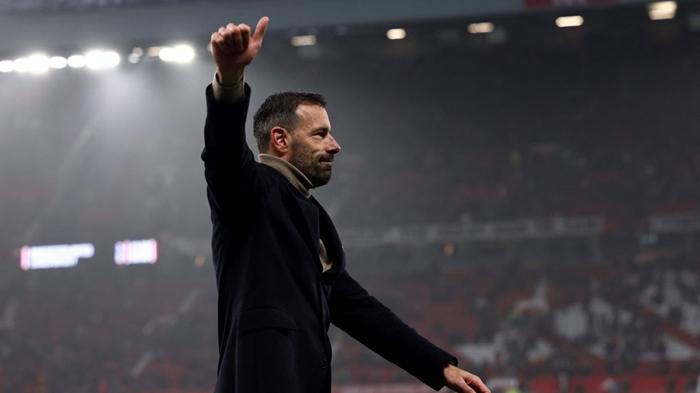 Ruud-van-Nistelrooy-Resmi-Tinggalkan-Manchester-United-Pergi-sebagai-Pahlawan-dengan-Catatan-Ciamik.jpg