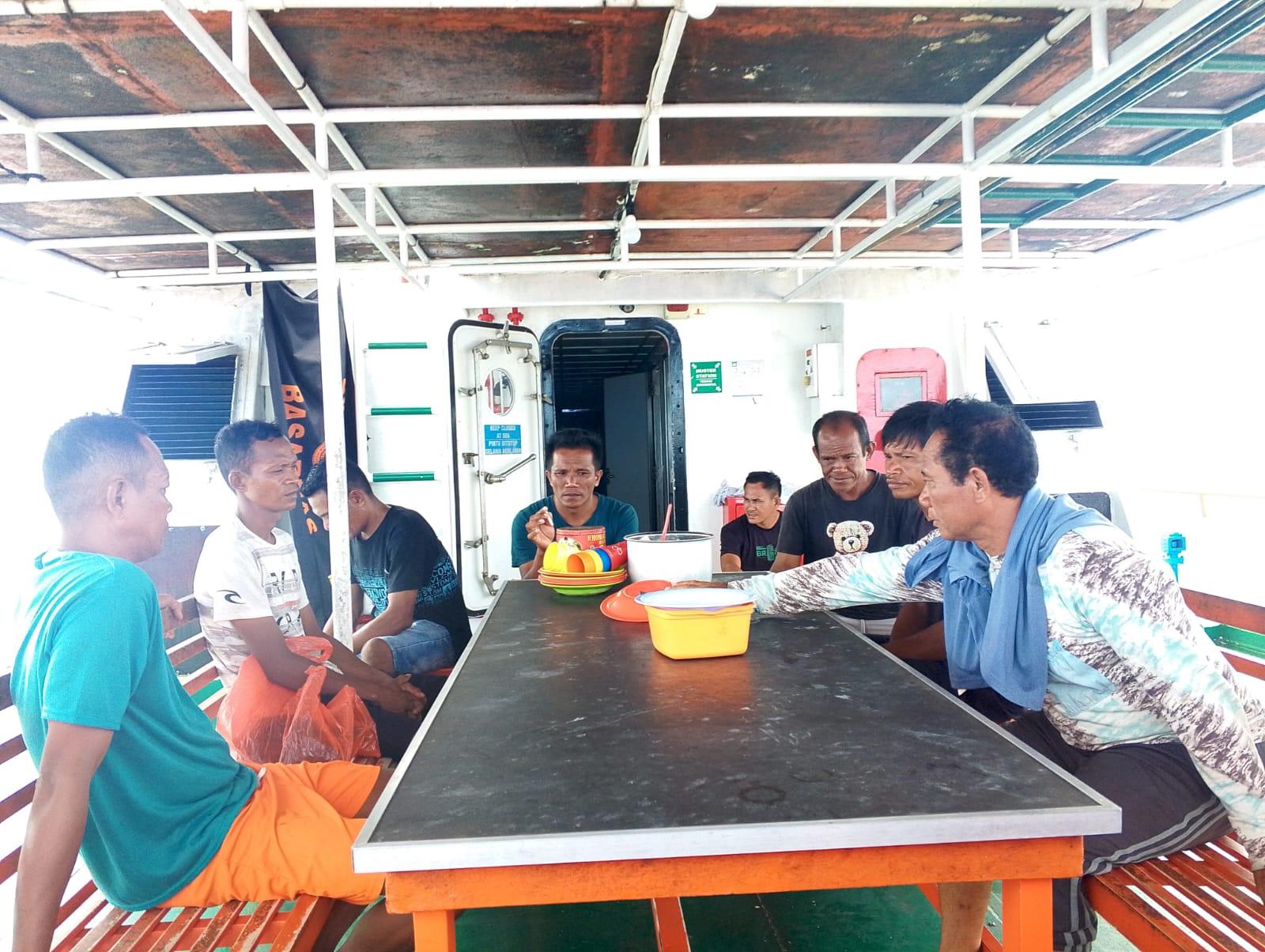 SELAMAT-7-awak-Kapal-Layar-Motor-KLM-Bintang-Sakti-Wakatobi-017u87990.jpg