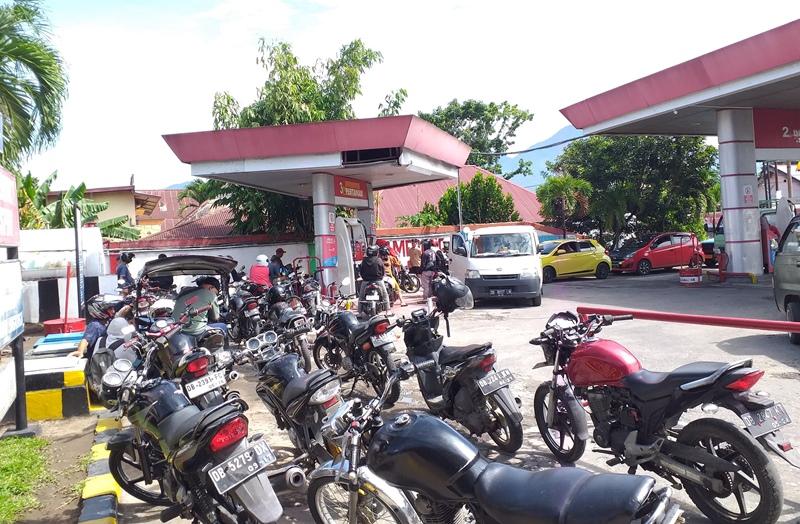 Antrean Kendaraan Masih Padati SPBU Matali Kotamobagu Meski Listrik Sudah Pulih