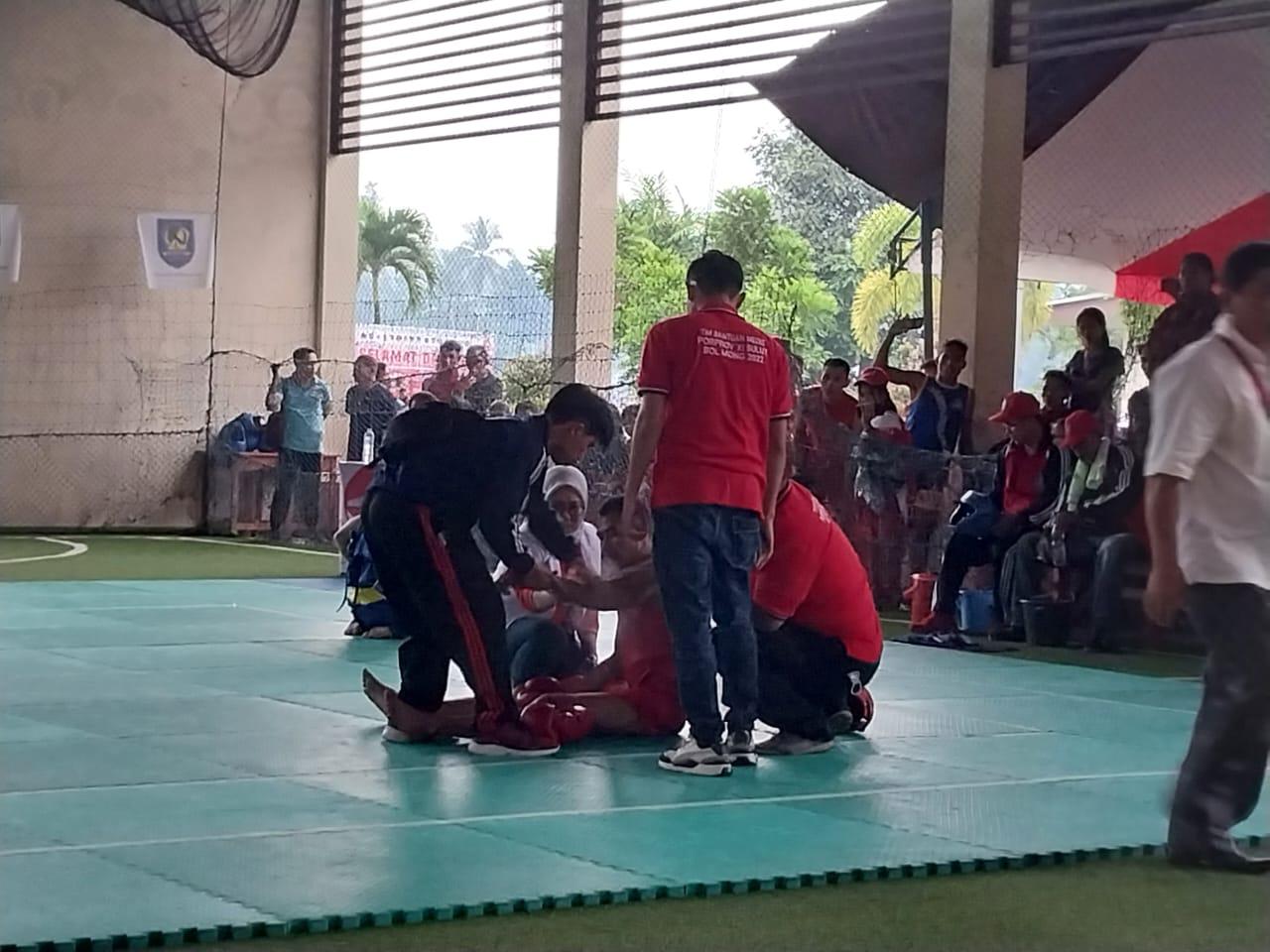 Salah-satu-atlet-mendapat-pertolongan-medis-setelah-mengalami-dislokasi-sendi-pada-lengan0.jpg