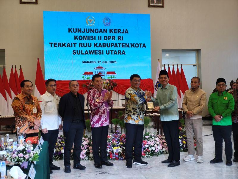 Sambut-Gubernur-Sulawesi-Utara-Yulius-Selvanus-Komaling-YSK-menerima.jpg