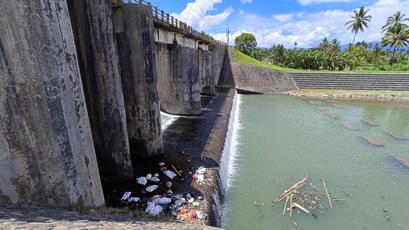 Sampah-yang-dibuang-oleh-warga-di-Bendungan-Kosinggolan-desa-Doloduolo54.jpg