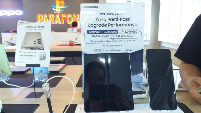Samsung-Fold-5-kiri-dan-Flip-5-kanan-di-Parafone-itCenter.jpg