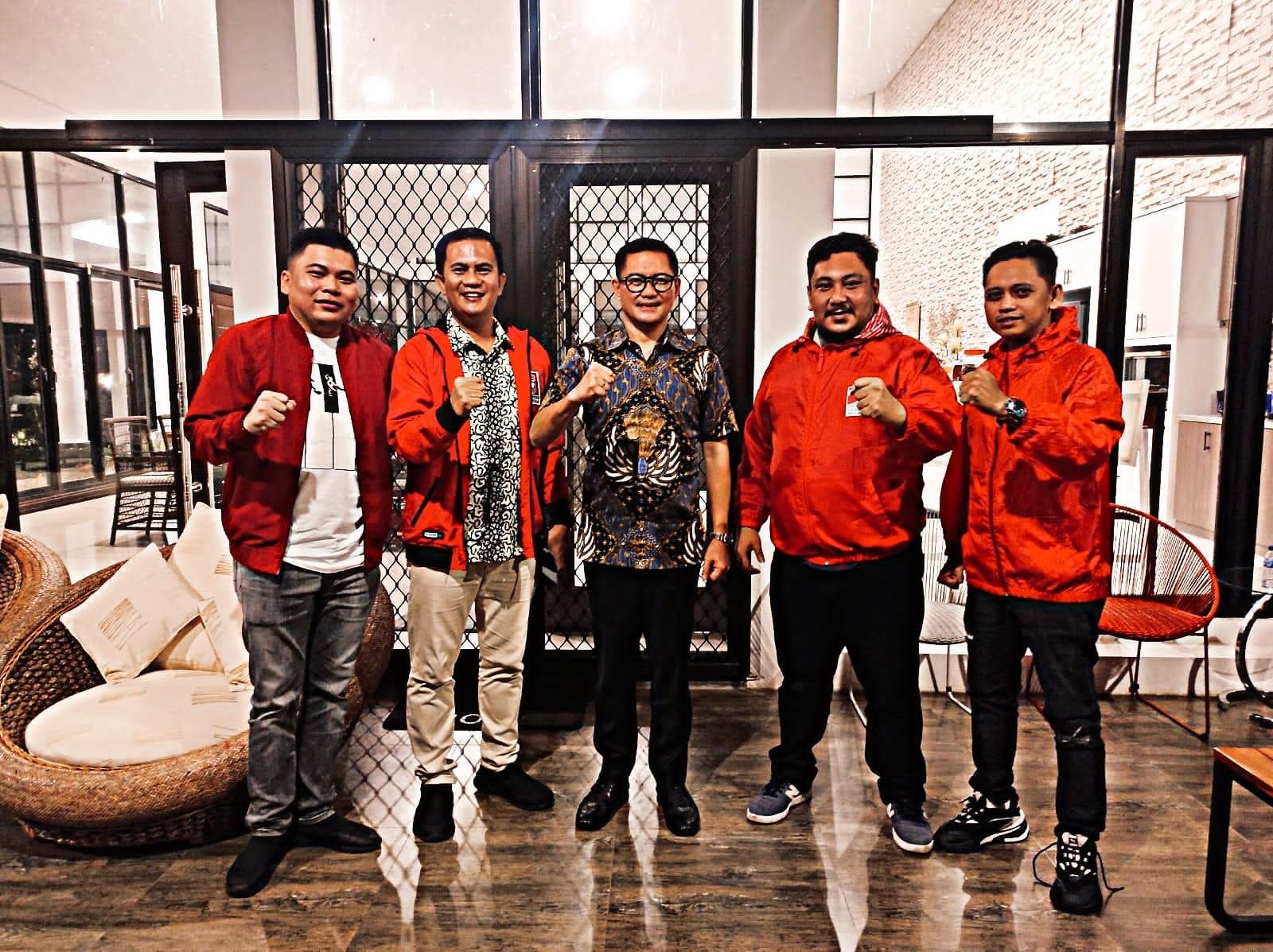 Sandy-Kaunang-Ketua-PSI-Minut-bersama-anggotanya-saat-bersama-Bupati-Joune-Gandaghfdhdf.jpg