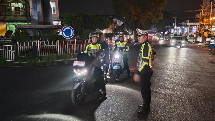Satlantas-Polres-Kotamobagu-saat-melakukan-razia-penggunaan-knalpot-brong-ag.jpg