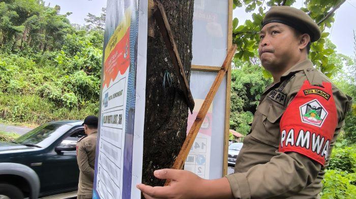 Satpol-PP-Tomohon-tertibkan-APK-yang-tak-sesuai-aturan.jpg