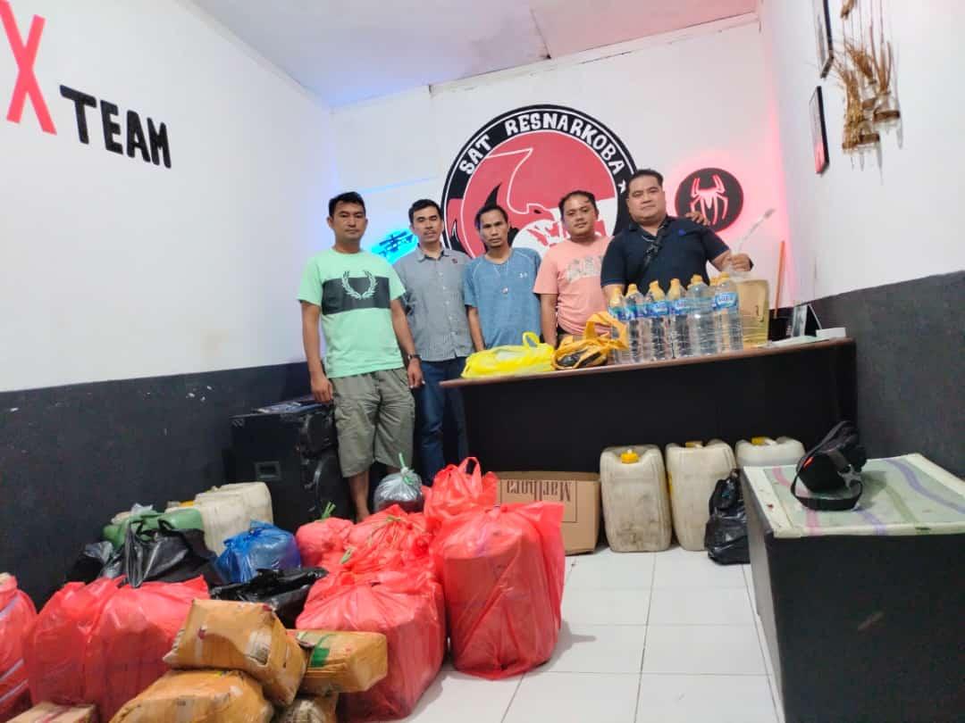 Satresnarkoba-Polres-Bitung-berhasil-merazia-200-liter-miras-tradisional.jpg