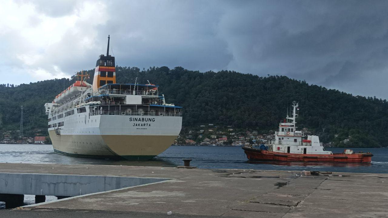 Sebuah-kapal-Pelni-diabadikan-ketika-akan-meninggalkan-Pelabuhan-Samudera-Bitung.jpg
