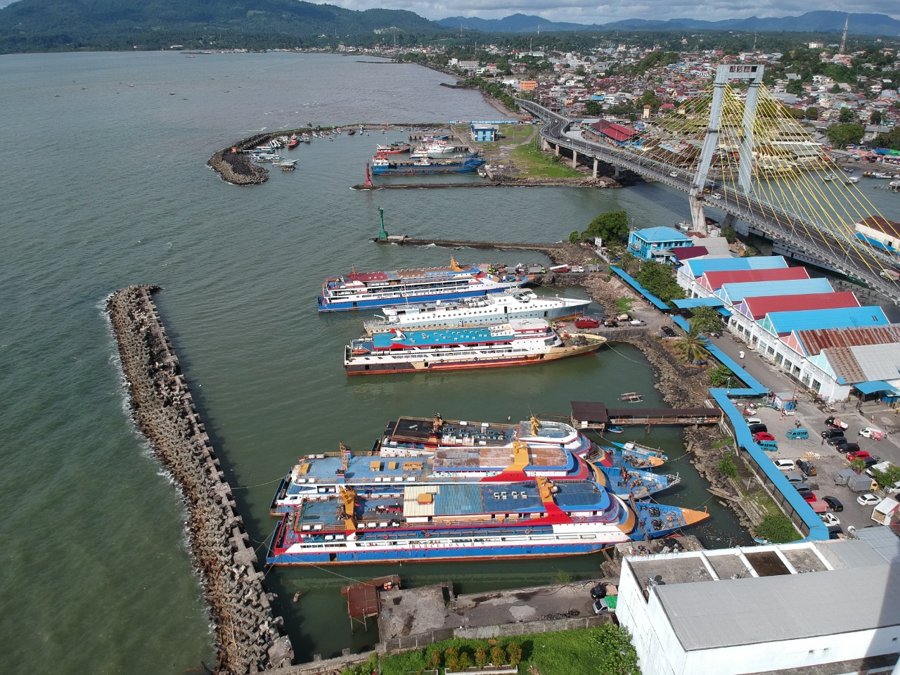 Sejumlah-kapal-berukuran-sedang-hingga-kecil-terparkir-di-Pelabuhan-Manado-Selasa-7122021-0.jpg
