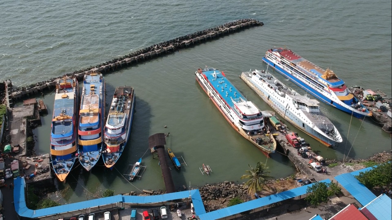 Sejumlah-kapal-berukuran-sedang-hingga-kecil-terparkir-di-Pelabuhan-Manado-Selasa-7122021.jpg