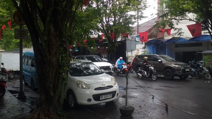 Warga Keluhkan Banyak Kendaraan Parkir di Pinggir Jalan Sudirman Komo Luar Manado, Bikin Macet