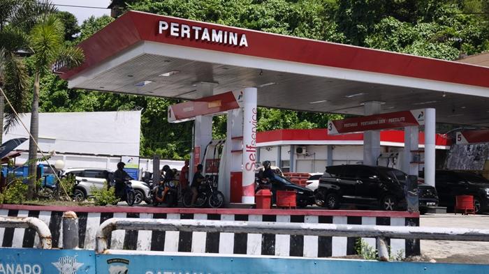 Sejumlah-kendaraan-sedang-antre-BBM-di-SPBU-Paal-2-Manado-pada-Minggu-1152025.jpg
