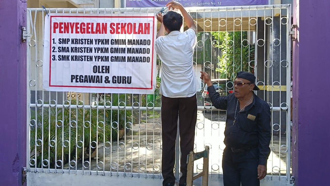 Sejumlah-pegawai-dan-guru-di-kota-Manado-melakukan-penyegelan-di-tiga-sekolah-YPKMHDHFGH.jpg