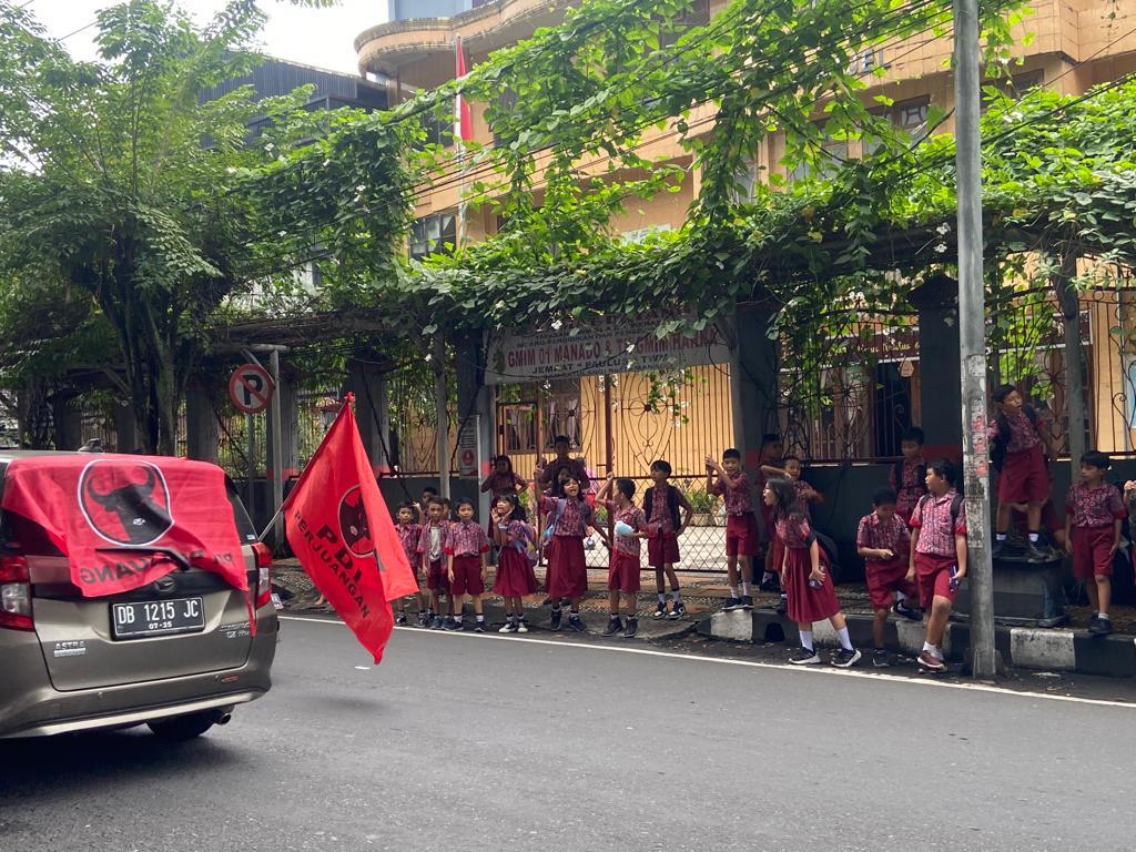Sejumlah-siswa-di-salah-satu-sekolah-dasar-di-Kota-Manado-berteriak-mendukung-Capres-Ganjar-Pranowo.jpg