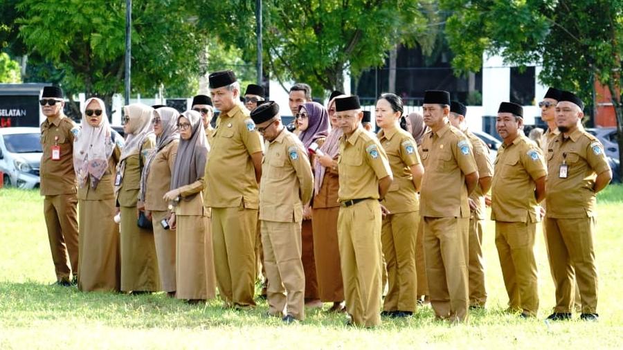 Sekda-Bolsel-M-Arvan-Ohy-saat-memberikan-keterangan-terkait-gaji-ke-13.jpg