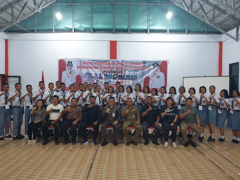 Sekda-Denny-Kondoj-saat-memberikan-arahan-kepada-gfjgfjghj.jpg