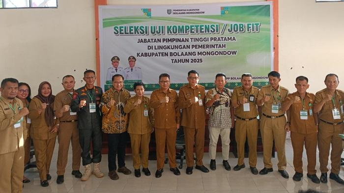 Sekprov-Sulut-Tahlis-Gallang-memimpin-wawancara-29-peserta-seleksi-uji-kompetensi.jpg