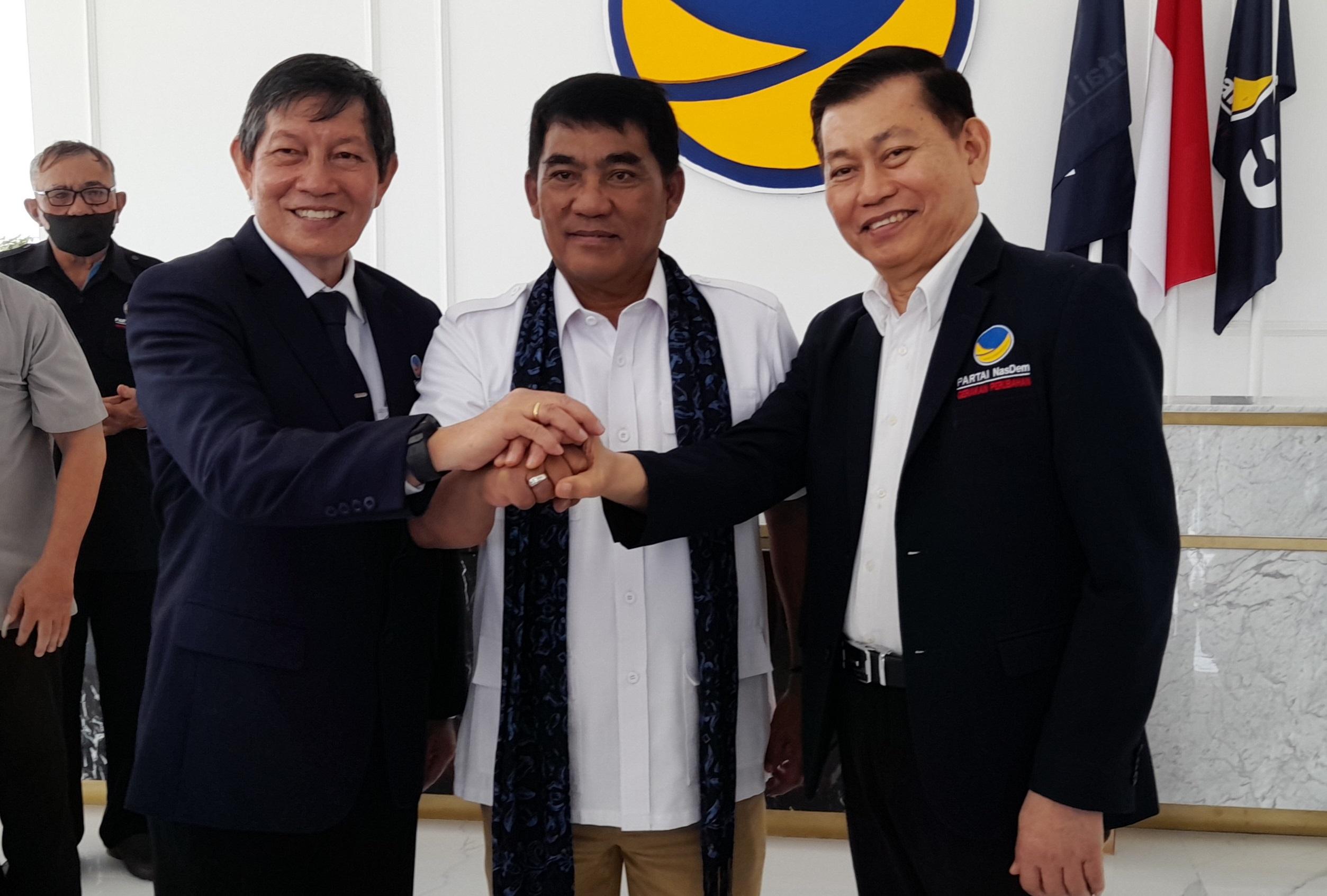 Ketua Gerindra Sulut Yulius Selvanus Komaling Ajak Victor Mailangkay dan Vicky Lumentut Foto Bertiga