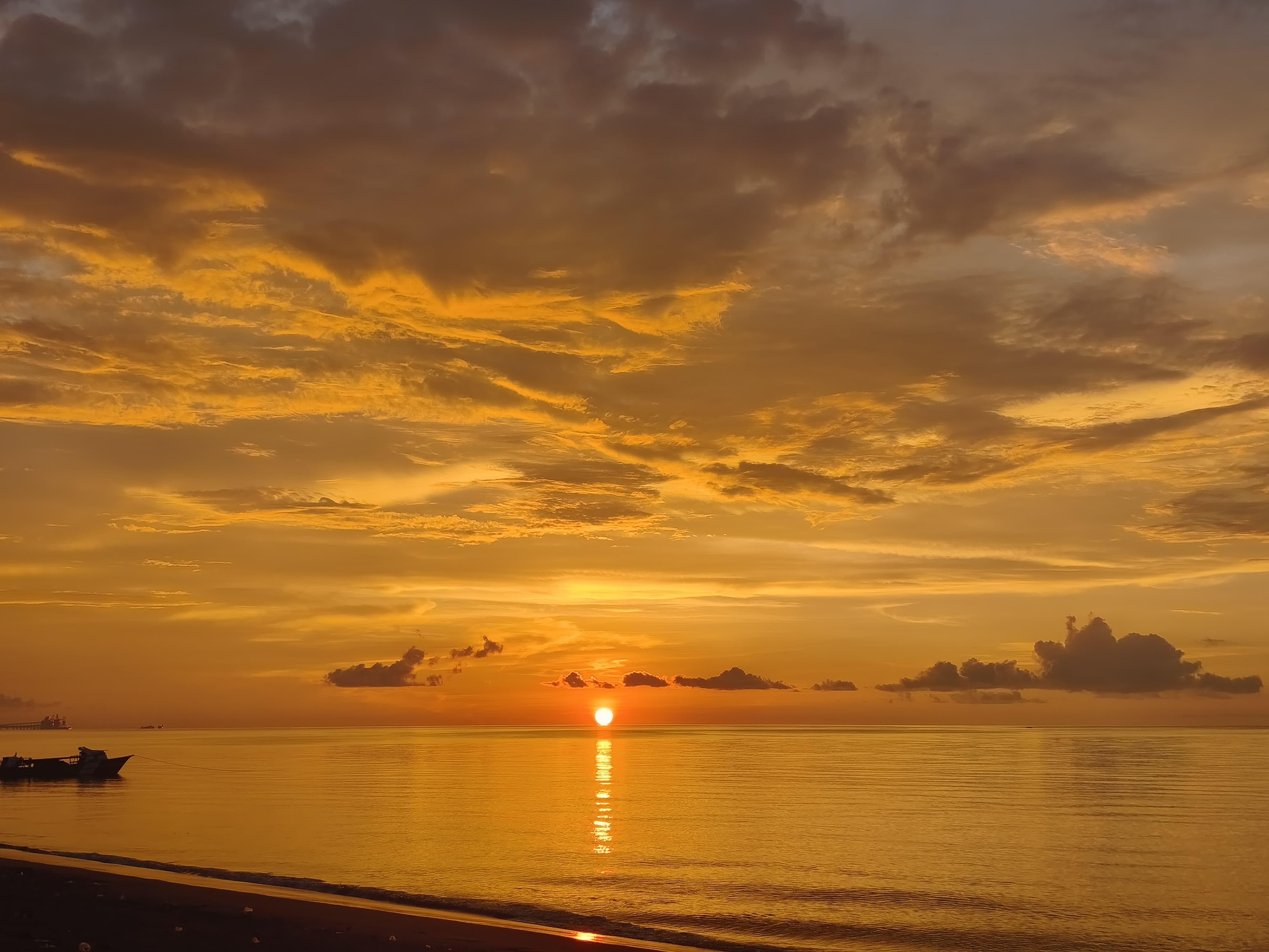 Senja-Ambang-Keindahan-senja-di-Pantai-Ambang-yang-bisa-bikin-pengunjuGJGHJGHJ.jpg