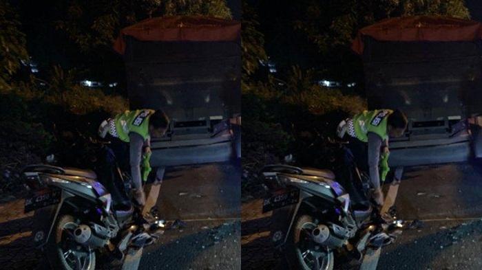 Seorang-pemotor-tabrak-truk-parkir-di-badan-jalan.jpg