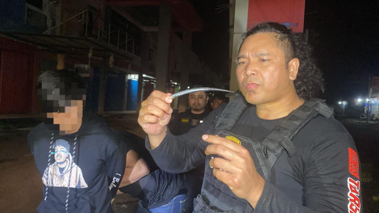 Seorang-pemuda-ditangkap-karena-kedapatan-membawa-senjata.jpg
