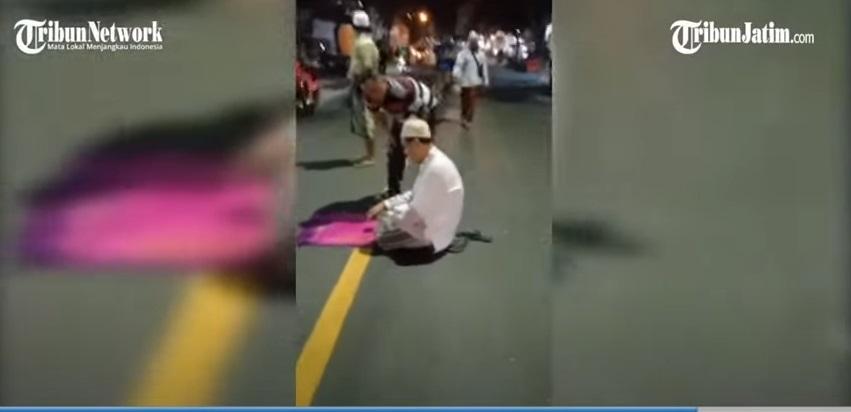 Seorang-pria-di-Kabupaten-Gresik-Jawa-Timur-viral-saat-tengah-melaksanakan-salat-di-tengah-jalan.jpg
