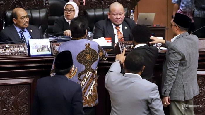 Sidang-Peripurna-DPD-RI-Ricuh-Ketua-La-Nyalla-Acuhkan-Interupsi-dari-Para-Anggota.jpg