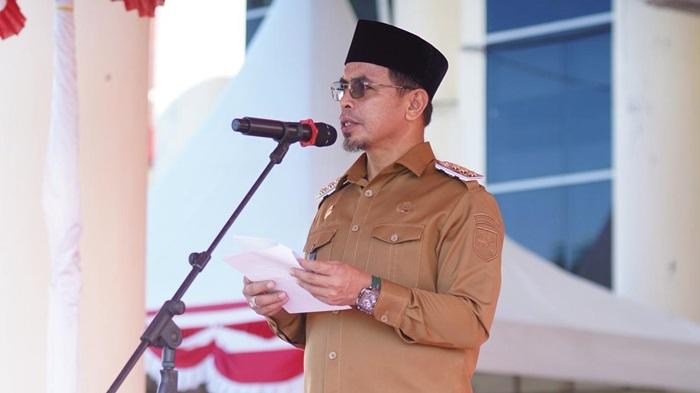 Sirajudin-Lasena-memimpin-apel-bersama-dalam-rangka-memperingati-Hari-Desa-Nasional-Tahun-2026.jpg