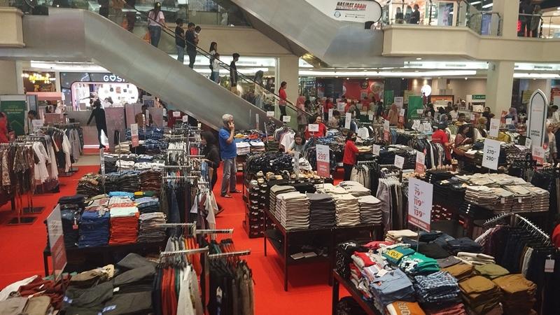 Situasi-di-Mega-Mall-Kota-Manado-Malam-ini-ramai-dikunjungi-warga098.jpg