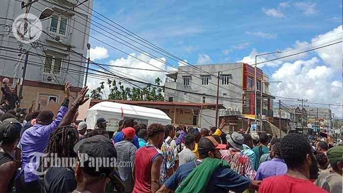 Situasi-di-Papua-mencekam-Pj-Gubernur-kena-lemparan-batu-saat-iring-iringan-jenazah-Lukas-Enembe.jpg