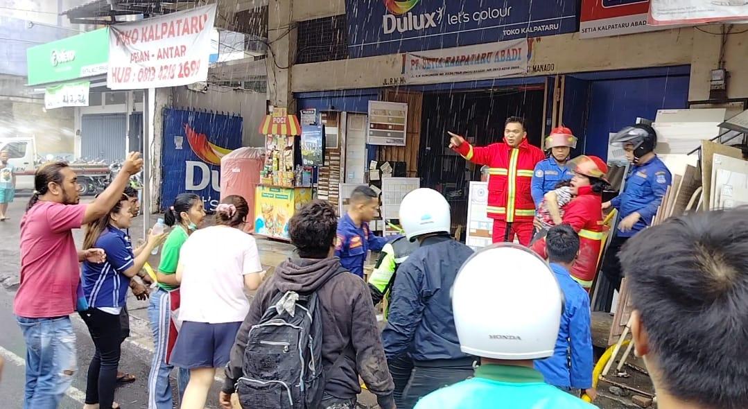 Situasi-saat-korban-berhasil-dievakuasi-dari-tempat-terjadinya-kebakaran-di-Bahu-09.jpg