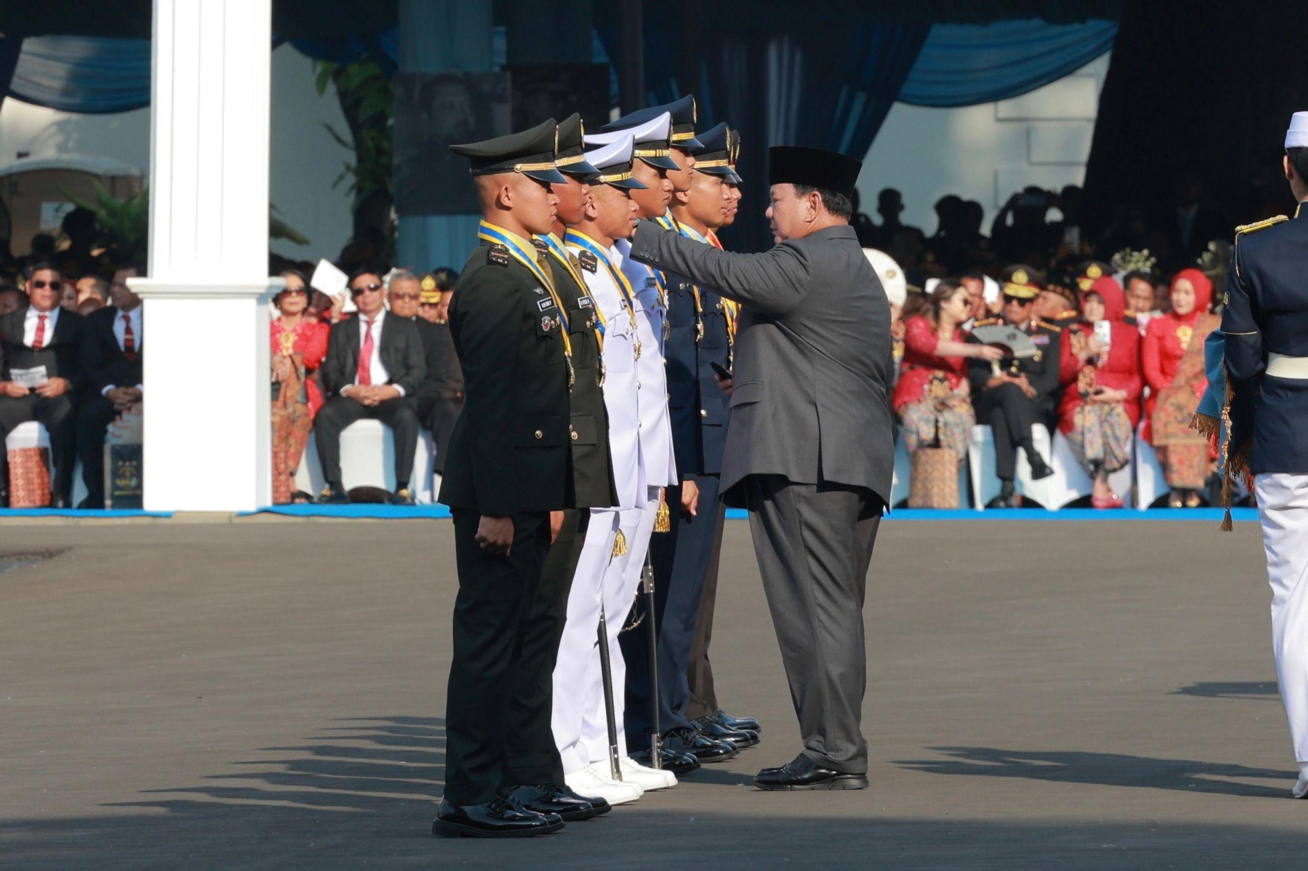 Sosok-8-Taruna-Peraih-Adhi-Makayasa-2025-yang-Dilantik-Prabowo-Empat-Di-Antaranya-Anak-TNI-Polri.jpg
