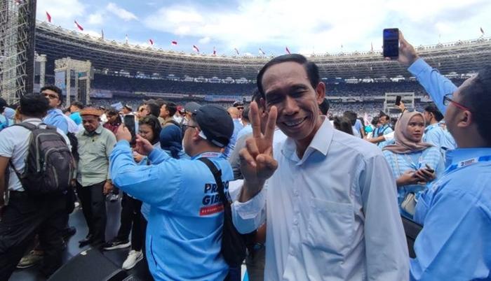 Sosok-Miharja-atau-Jokowi-KW-Ikut-Kampanye-Prabowo-Gibran-di-SUGBK-Acungkan-Simbol-Dua-Jari.jpg