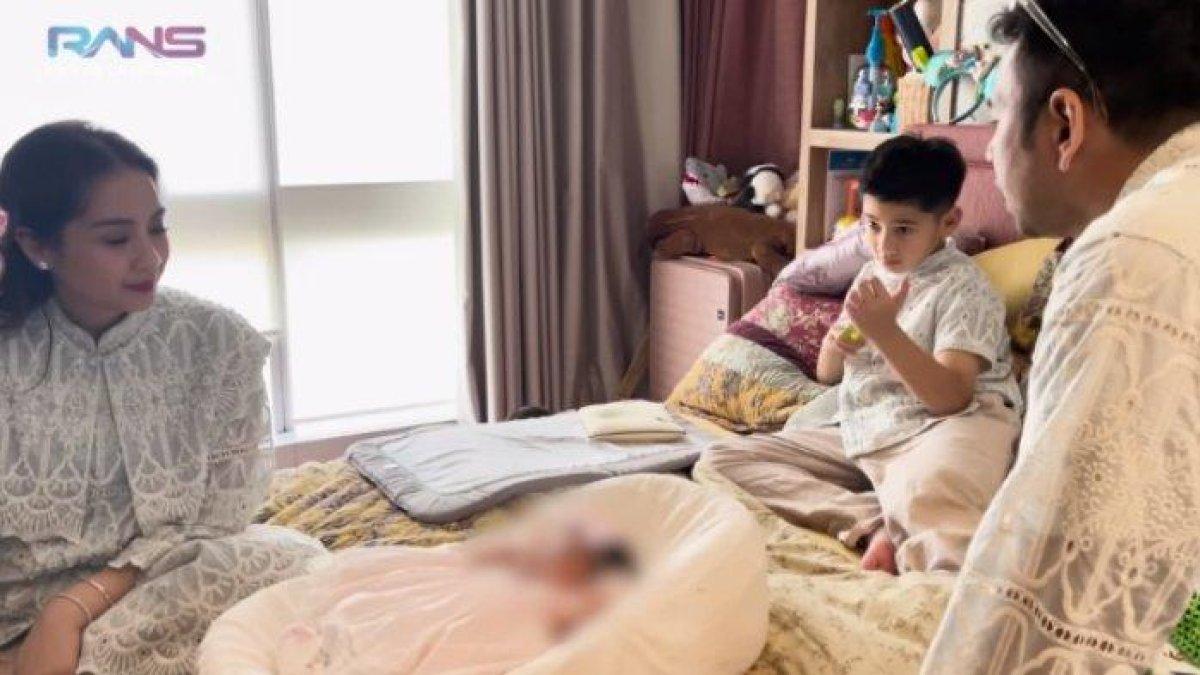 Viral Sosok Lily, Bayi Cantik yang Muncul di Momen Lebaran Keluarga Raffi Nagita, Disayang Rafathar