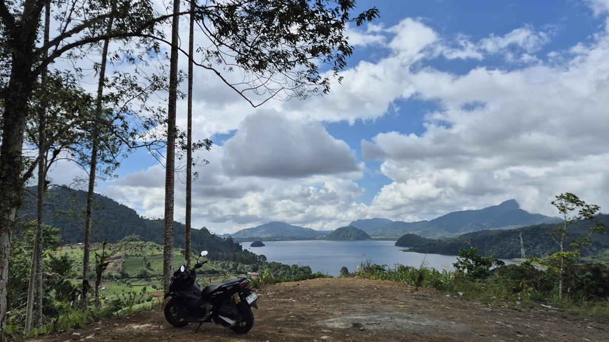 Spot-foto-baru-di-puncak-Atoga-Boltim-yang-menyajikan-keindahan-Danau-Mooat.jpg