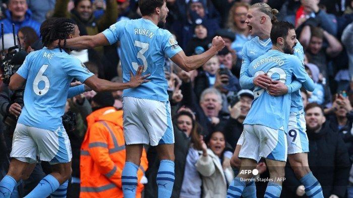 Striker-Manchester-City-Erling-Haaland-merayakan-gol-bersama-gelandang-Manchester-City.jpg