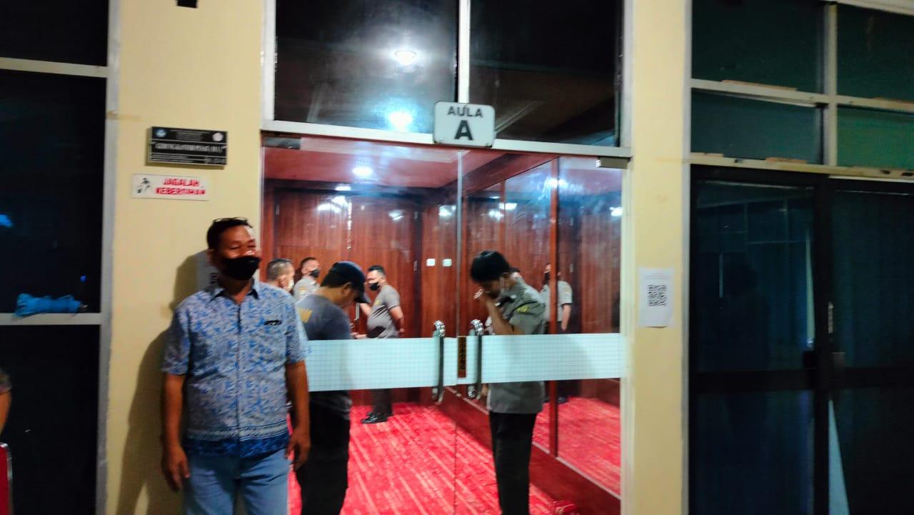 Suasana-depan-ruang-pemilihan-rektor-Unsrat-Manado-dfhfghfghfgh.jpg