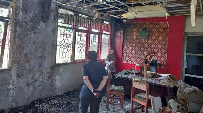 Suasana-di-Kantor-Camat-Kalawat-Minahasa-Utara-setelah-terbakar-Rabu-13-September-2023.jpg