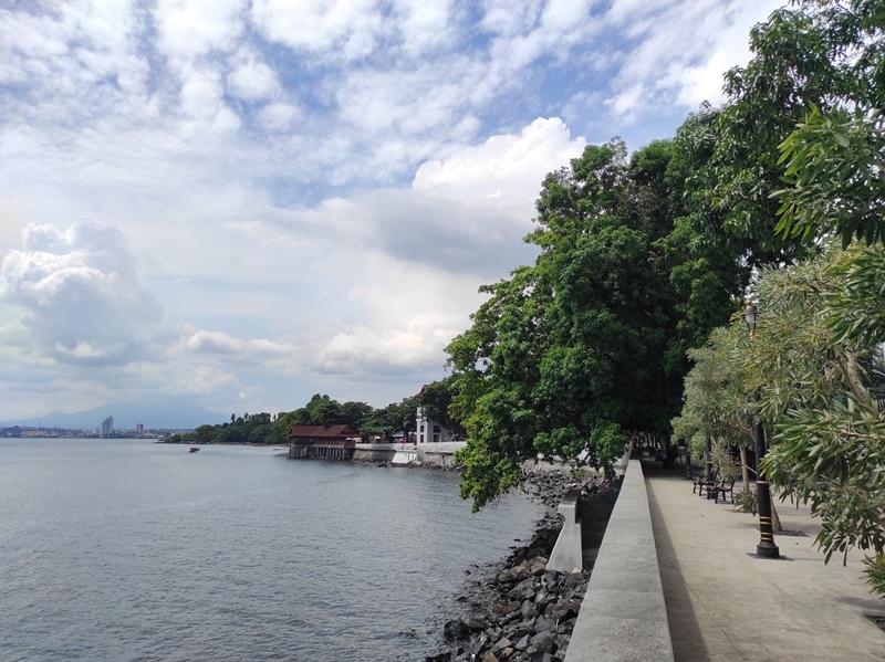 Suasana-di-Malalayang-Beach-Walk-MBW-Manado-JumatJHKHJKHJKHJK.jpg