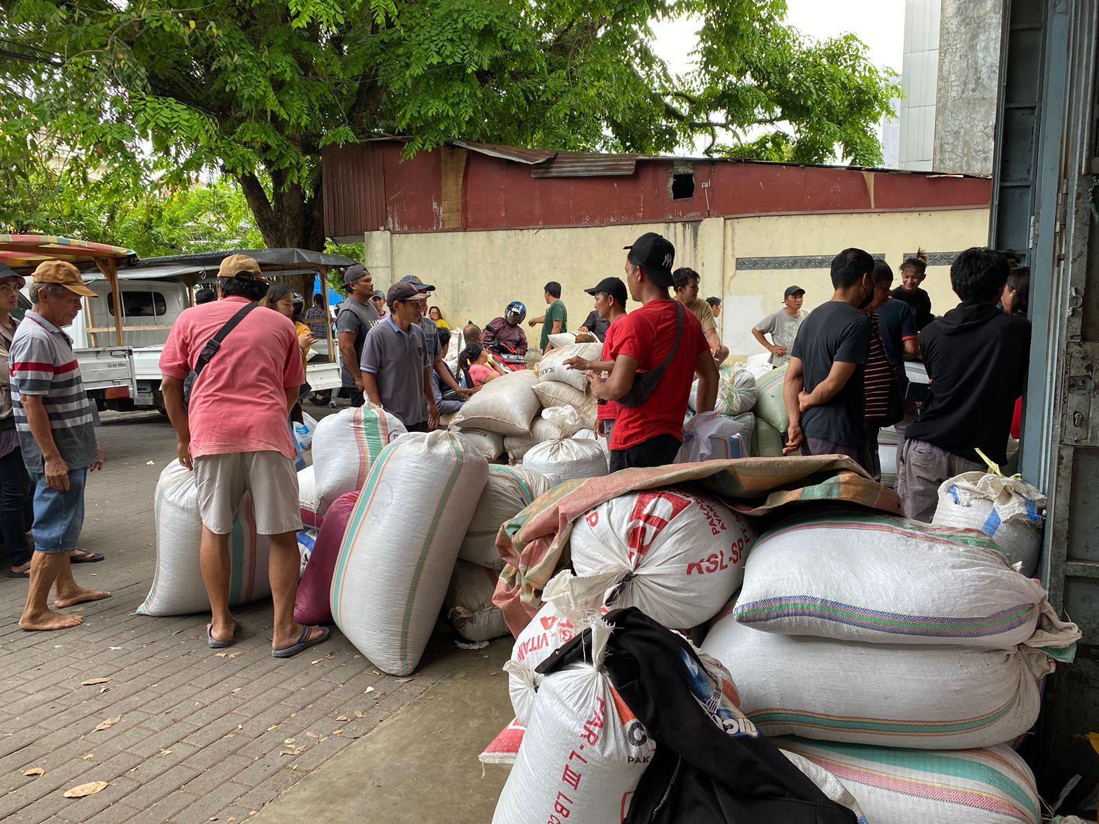 Suasana-di-depan-gudang-cengkih-Waneyjuyjhjhgj.jpg
