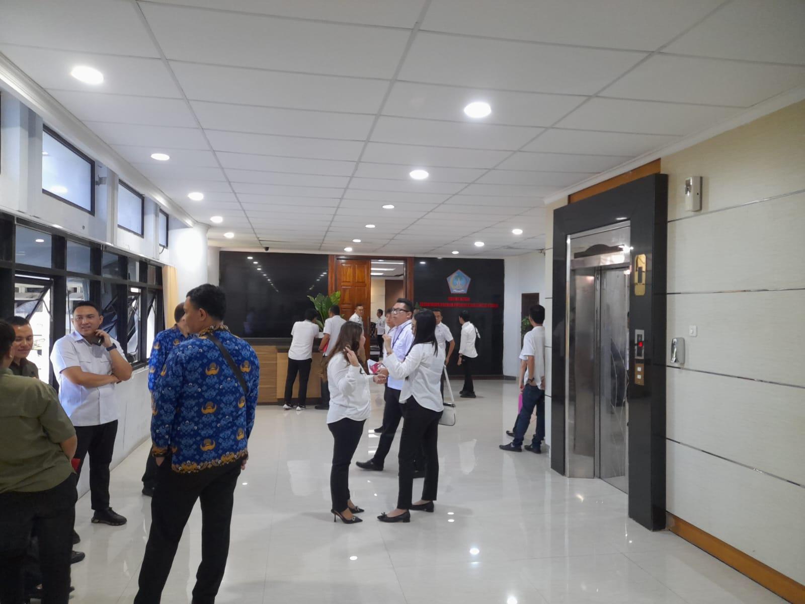 Suasana-di-luar-ruang-Sekprov-Sulut-saat-evaluasi-fgjhjghjghj.jpg