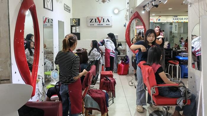 Suasana-di-sejumlah-salon-kecantikan-di-IT-Center-Manado.jpg
