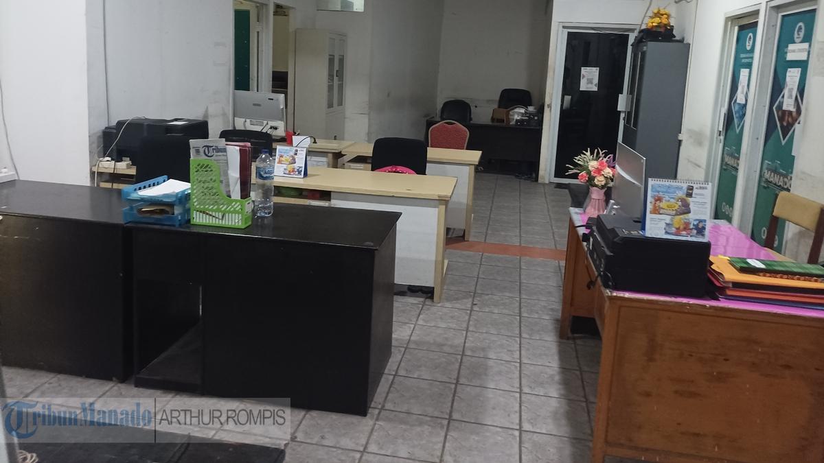 Suasana-kantor-yang-lengang-di-hari-Jumat-pemberlaluan-WFH-di-Pemkot-Manado.jpg