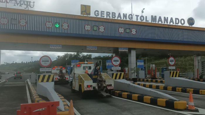 Suasana-kendaraan-keluar-masuk-di-jalan-tol-ruas-Manado-Bitung.jpg