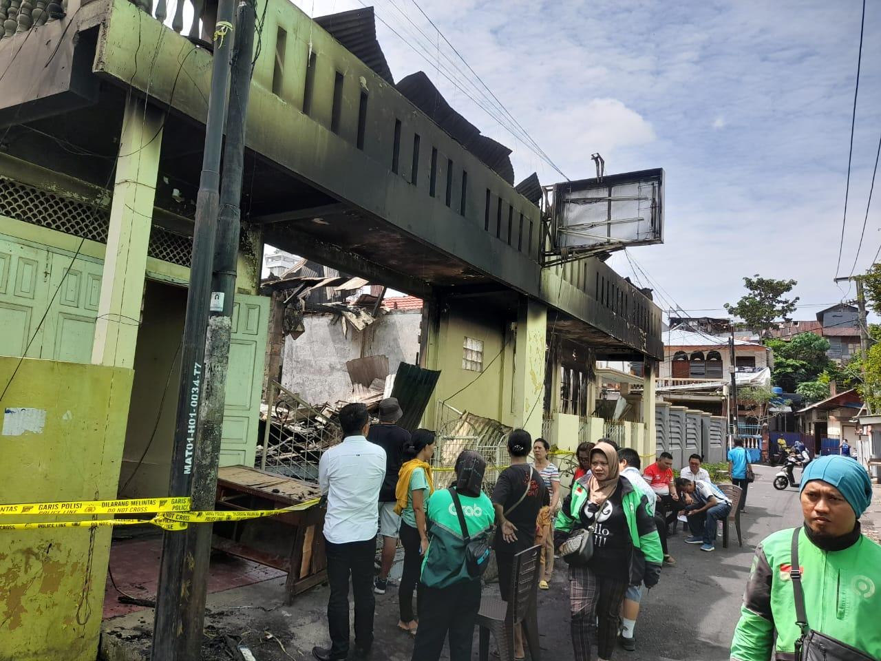 Penggemar Nasi Kuning Datangi Rumah Makan Selamat Pagi Manado yang Terbakar